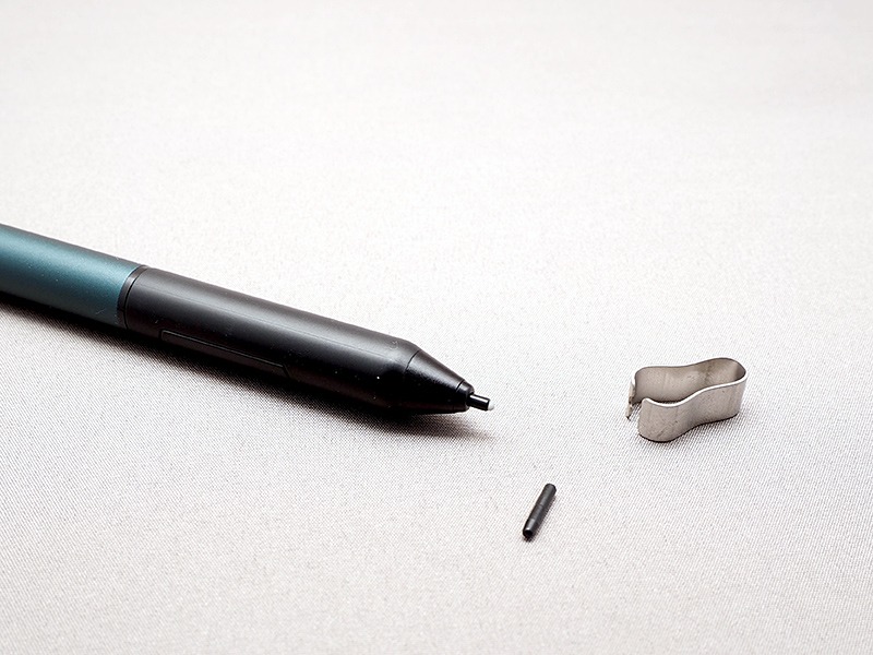 ペン先は硬・軟の2種類があり、付属する毛抜きのようなピンセットで差し替える