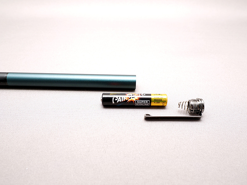 後端のクリップ部分を外して電池を入れる。単6電池を使用する