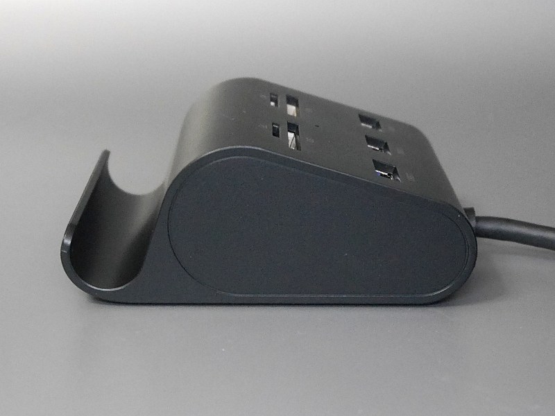 横から見たところ。スマホを立てるスタンド部の構造がよくわかる。ちなみに反対の面にはDCジャックがある