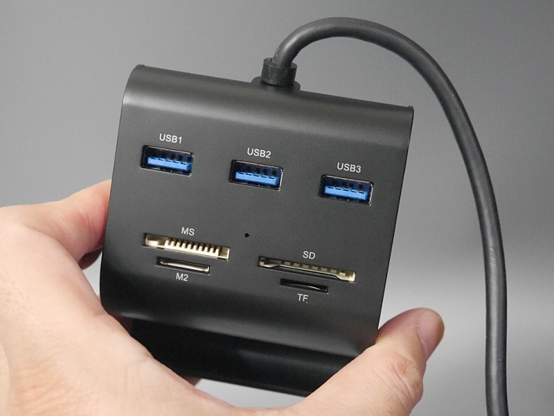 USB 3.0×3ポートと各種メモリスロットを搭載。メモリスロットで同時認識されるのは1種類まで