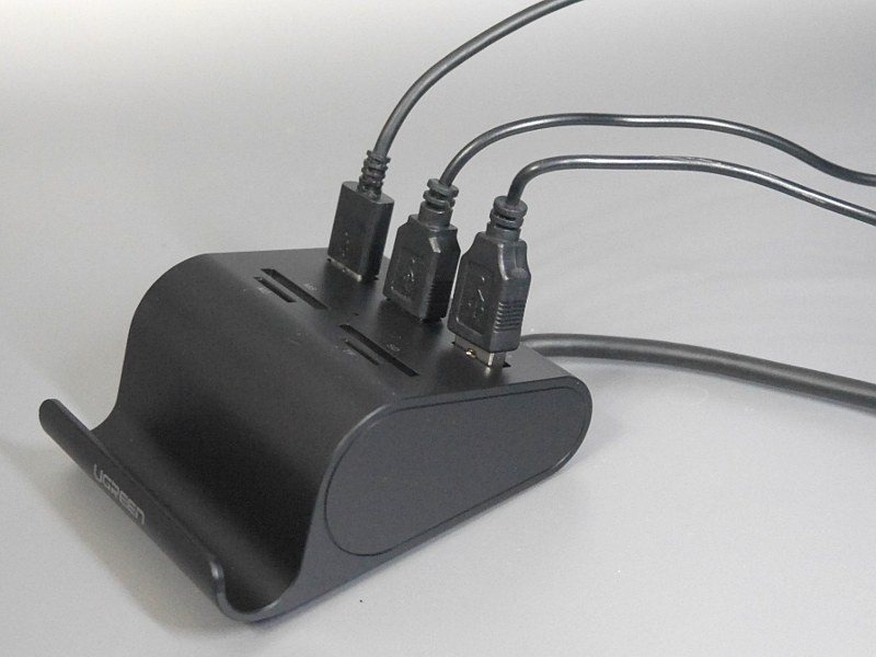 USBポートはすべて同じ方向を向いているので、バラバラの方向を向いた製品と異なり、ケーブルが乱雑になりにくい