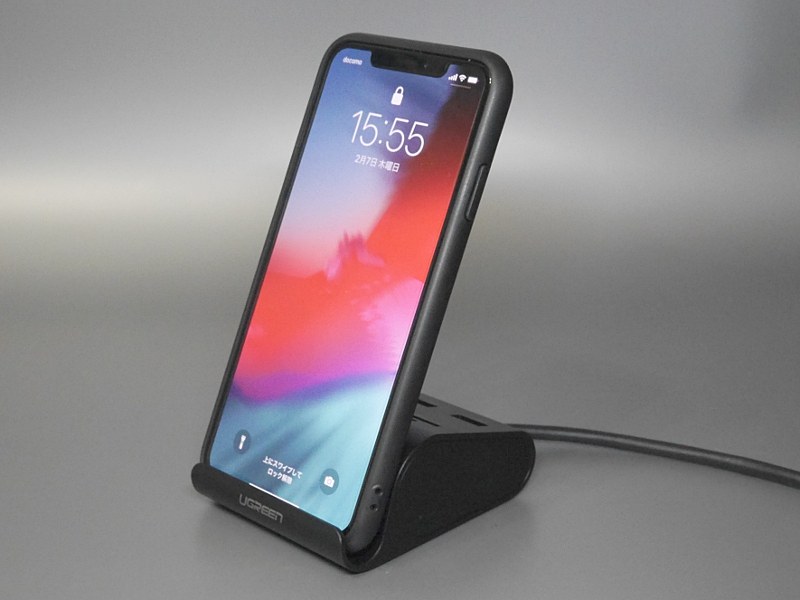 スマホを立てたところ。ちょうどUSBポートとカードスロットが背面に隠れるため、これだけ見ると普通のスタンドのようだ