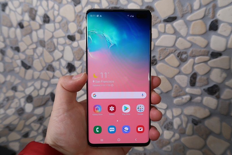 6.4インチのQHD+（3040×1440）ディスプレイを搭載する「Galaxy S10+」だが、実際に手にしてみると画面サイズの数字ほどには大きさ、重さを感じない