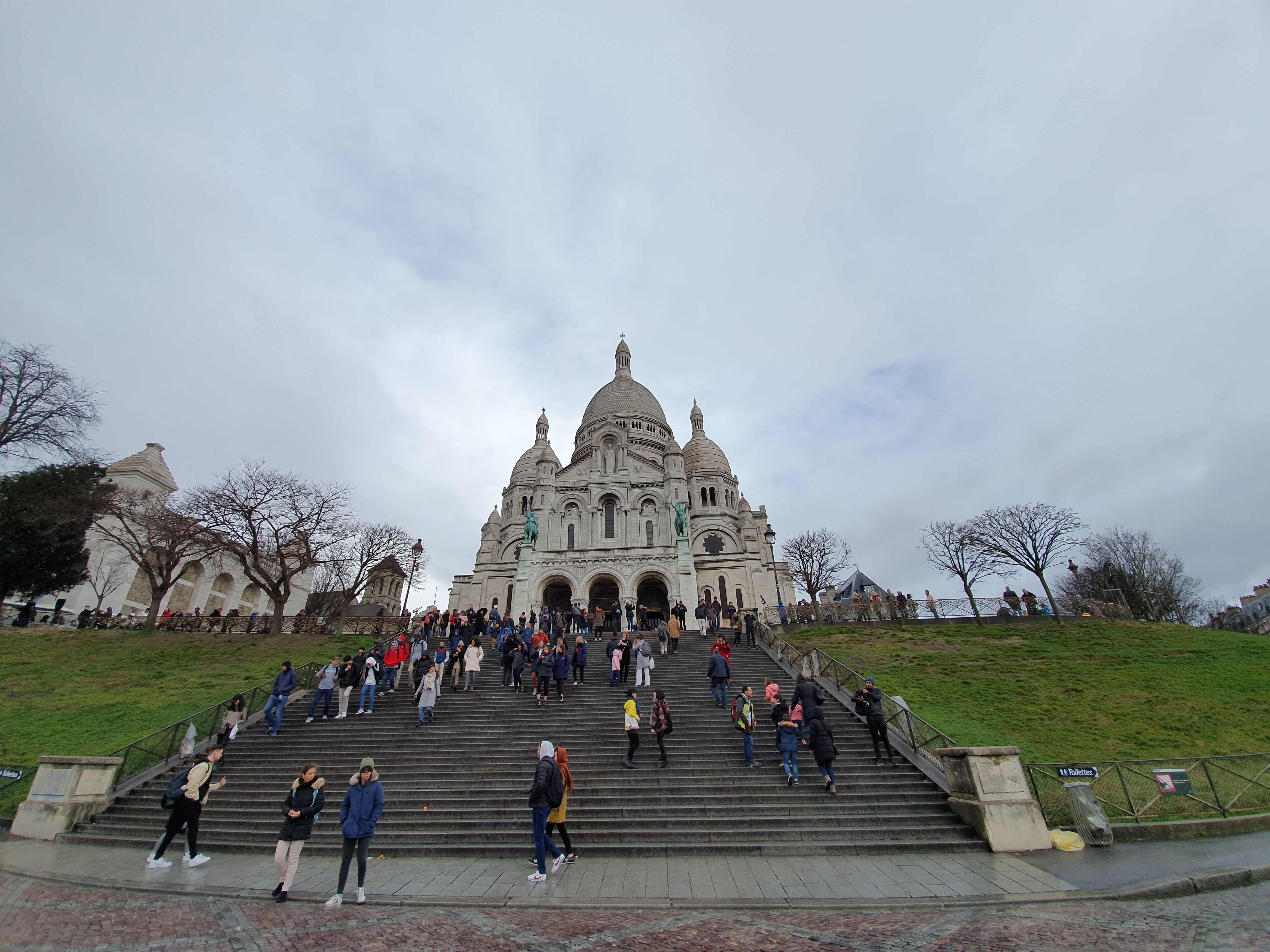 超広角スナップ例。近い場所からワイドに撮影できるので、混み合う観光スポットなどでも撮影がしやすい。旅のスナップ撮影に広角レンズは欠かせない