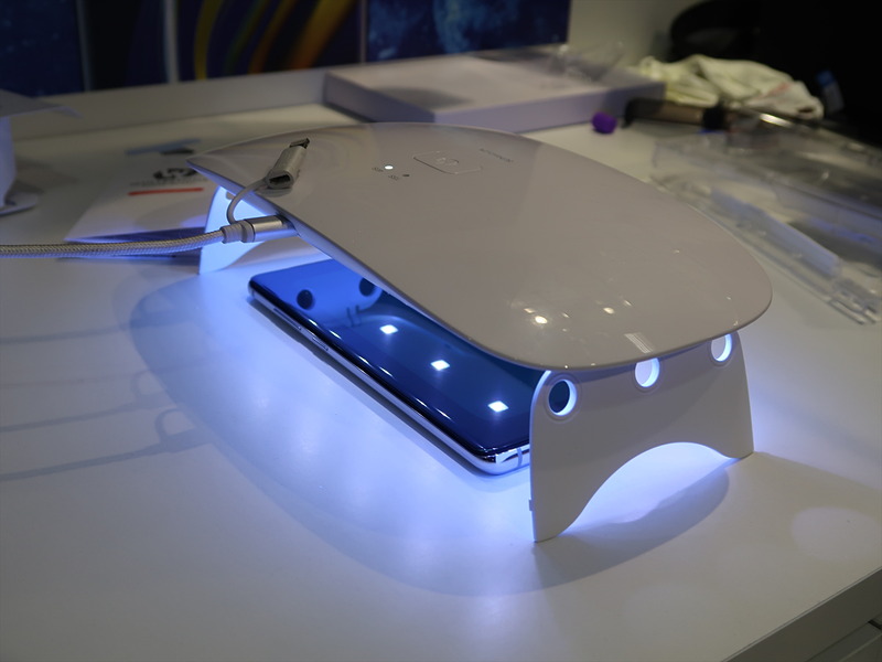 韓国のガラスフィルムメーカーWhitestoneのブースでサンプルを貼ってもらい、指紋を再度登録。試したところ、フィルムを貼った状態でも認証された。同メーカーの製品は日本でもドコモショップなどで取り扱われているという