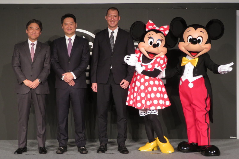 左から、NTTドコモ 代表取締役社長 吉澤和弘氏、ウォルト・ディズニー・カンパニー マネージング・ディレクター ルーク・カン氏、ウォルト・ディズニー・ジャパン バイスプレジデント＆ゼネラルマネージャー トニー・エリソン氏