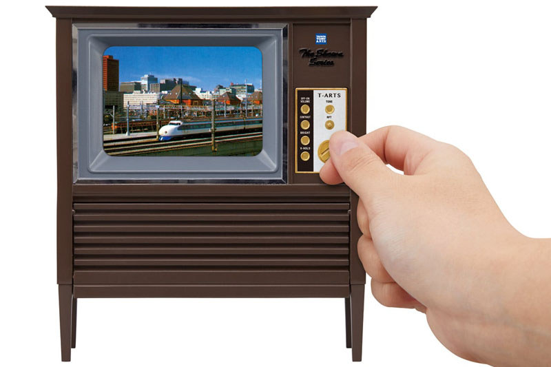 ザ・昭和シリーズの昭和スマアトテレビジョン。家具調テレビを模したミニチュアで、スマートフォンを差し込んで使うと「昭和時代のブラウン管式テレビのような映像と音声」が再現されます。ダイヤルを回してチャンネルを切り換えることも可能。タカラトミーモール直販価格は4298円。