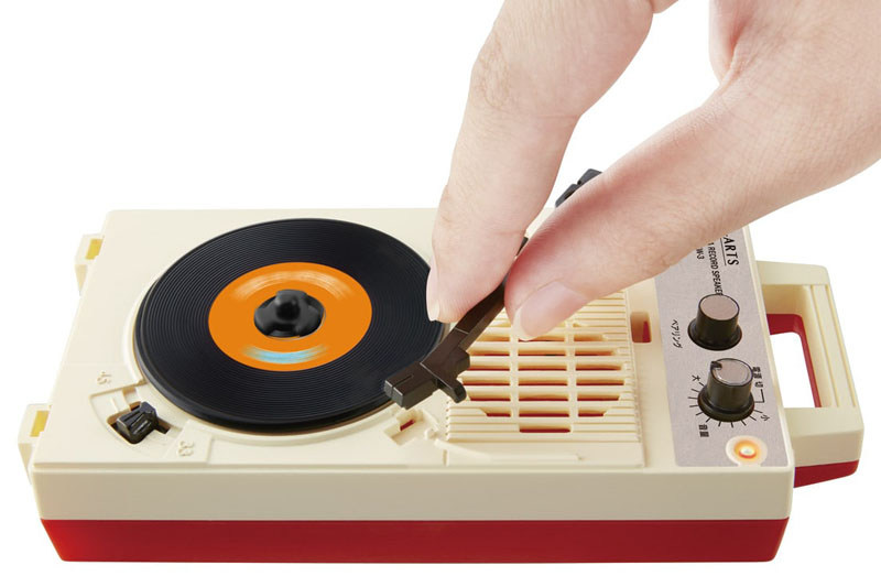 こちらは昭和レコードスピーカー。ターンテーブルが回転して音楽が再生されるなどのギミックを備えたBluetoothスピーカーです。タカラトミーモール直販価格は5378円。