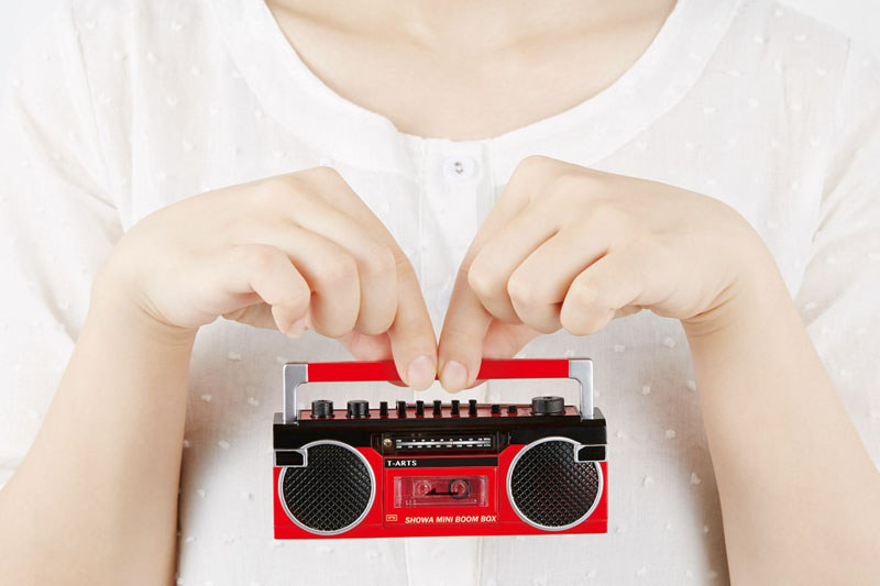 昭和ミニラジカセはラジカセタイプのミニチュアで、ラジオ受信（AM/FM）および録音（ラジオおよび音声）を行えます。機能性を備えたカセットテープの出し入れも可能。タカラトミーモール直販価格は5918円。