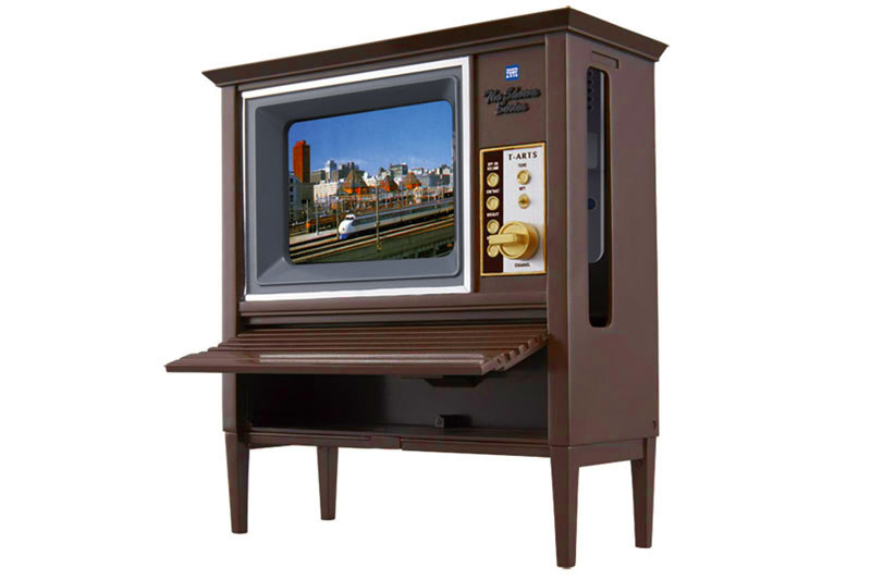 昭和スマアトテレビジョンはスマートフォンをセットできる「テレビ風のガワ」です。もちろん電池などは不要。下側が開いて小物を収納できたり、木目調がわりとリアルだったり、つくりもイイ感じ。専用アプリを使い、好みのネット動画を「テレビ風のガワの画面枠内に合わせて再生」することが可能です。サイズは幅160×高さ173×奥行き65mm。対応スマートフォンは下表のとおり。
