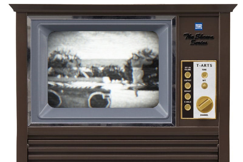 左が「1950年代（モノクロ）」を選んでの動画表示。右は「1960年代（カラー）」を選んでの表示。元の動画（タカラトミーアーツの製品プロモーションビデオ）は比較的にきれいなカラー動画ですが、それが昭和風に劣化して表示されます。