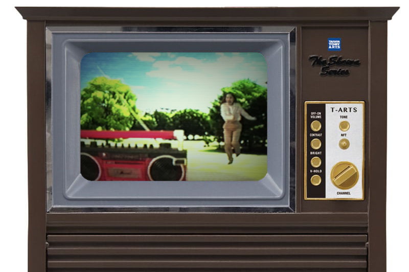 左が「1950年代（モノクロ）」を選んでの動画表示。右は「1960年代（カラー）」を選んでの表示。元の動画（タカラトミーアーツの製品プロモーションビデオ）は比較的にきれいなカラー動画ですが、それが昭和風に劣化して表示されます。