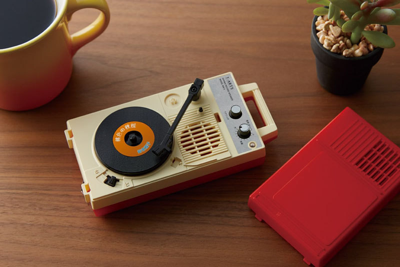 昭和レコードスピーカーは、1960～70年代頃のポータブルレコードプレーヤー風のBluetoothスピーカー（モノラル）。サイズは幅135×奥行き66×高さ42mm。電源は単4形アルカリ乾電池×4本。