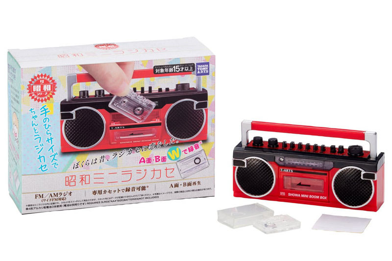 昭和ミニラジカセは、スタンドアロンで機能するラジオ受信機・デジタルレコーダー（5分×2領域分）です。サイズは幅121×高さ64×高さ34mmで、電源は単4形アルカリ乾電池×3本。手のひらサイズのミニチュアラジカセですが、実際にラジカセ的な使い方ができます。右写真はウィットを効かせた使用イメージだと思いますが、こんなふうに使うこともできちゃいます。
