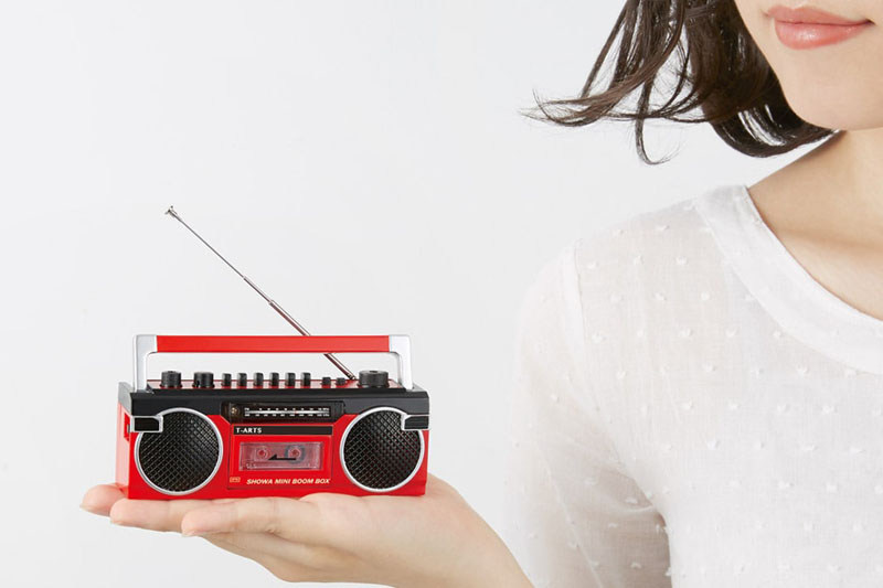 昭和ミニラジカセは、スタンドアロンで機能するラジオ受信機・デジタルレコーダー（5分×2領域分）です。サイズは幅121×高さ64×高さ34mmで、電源は単4形アルカリ乾電池×3本。手のひらサイズのミニチュアラジカセですが、実際にラジカセ的な使い方ができます。右写真はウィットを効かせた使用イメージだと思いますが、こんなふうに使うこともできちゃいます。