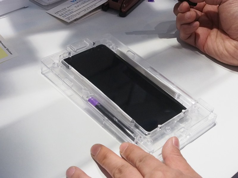 冶具に端末を載せて硬化剤を塗っていく