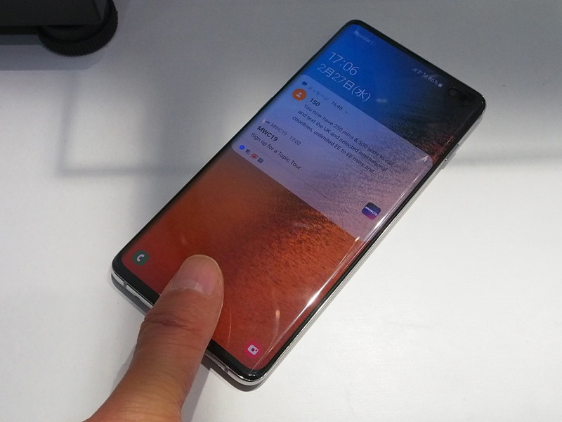 画面に指先をタッチ