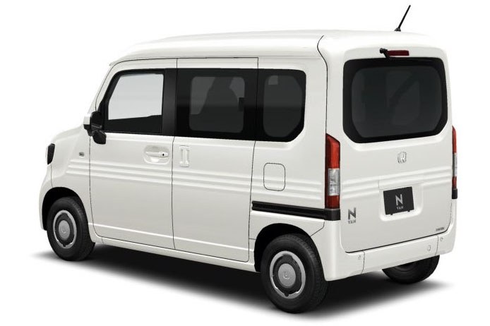 こんなクルマ。4ナンバー（小型貨物車）の軽自動車で、どちらかと言えばモノの輸送向け。いくつかグレードがありますが「+STYLE FUN・ターボ Honda SENSING」を選びました。N-VANについての詳細は公式ページをご覧ください。