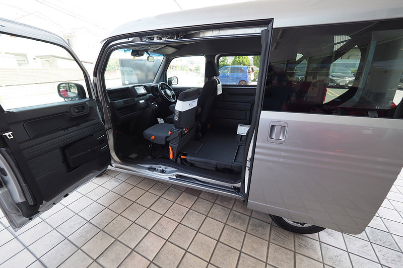 去年のN-VAN発売時、ディーラーに自転車を持ち込んで試しに積ませてもらったの図。N-VANは左側の助手席ドアと後部スライドドアがガバッと開くセンターピラー（支柱）レス構造で、荷物を積みやすいクルマなんです。