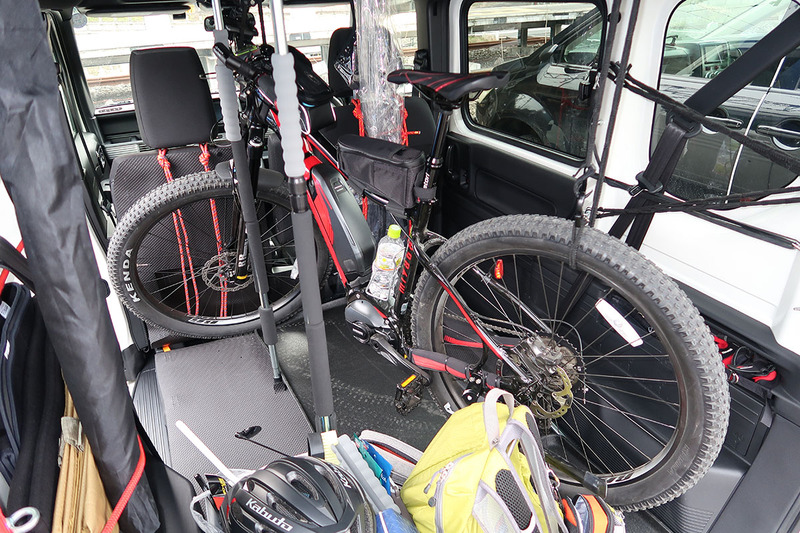 RIDGE-RUNNERは筆者所有で、サイズは大きいほうの43cmです。ファットタイヤということもあり、けっこう車格がありますが、わりと余裕で積載可能。N-VANの場合、貨物積載のための各種オプションが豊富です。自転車積載に便利に使えるオプションも。