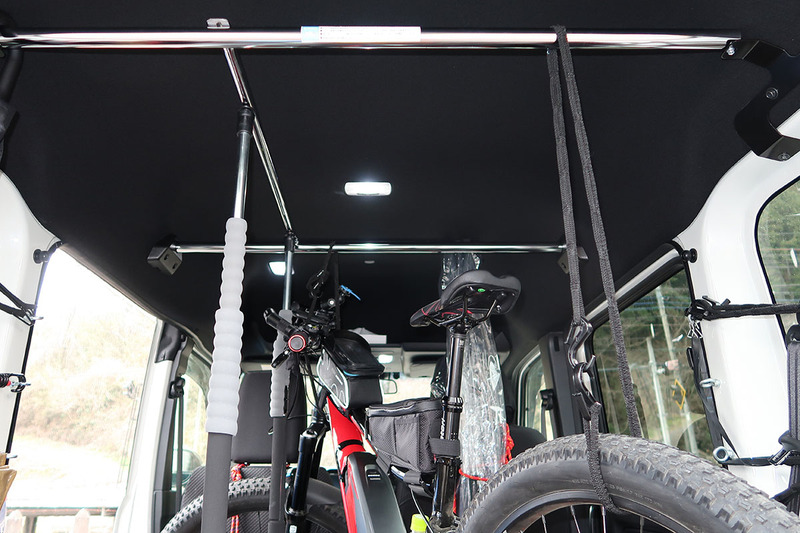 RIDGE-RUNNERは筆者所有で、サイズは大きいほうの43cmです。ファットタイヤということもあり、けっこう車格がありますが、わりと余裕で積載可能。N-VANの場合、貨物積載のための各種オプションが豊富です。自転車積載に便利に使えるオプションも。