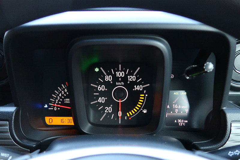 ACCやLKASはドライバーが自ら「機能をオン」にして使います。ハンドル右側のスイッチ類でACCやLKASのオンオフ、速度設定、車間距離設定を行い、設定値や機能動作状態はメーターパネルの右側に表示されます。