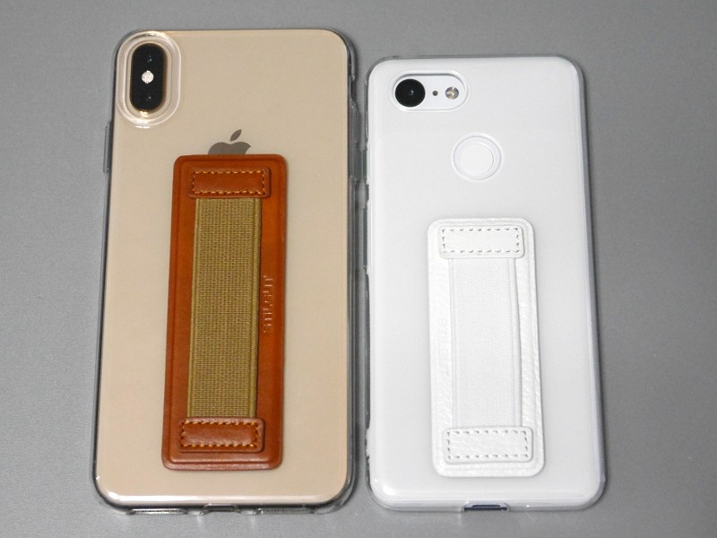 iPhone XS Max（左）およびPixel 3（右）に貼り付けた状態。左はMサイズ、右はSサイズ
