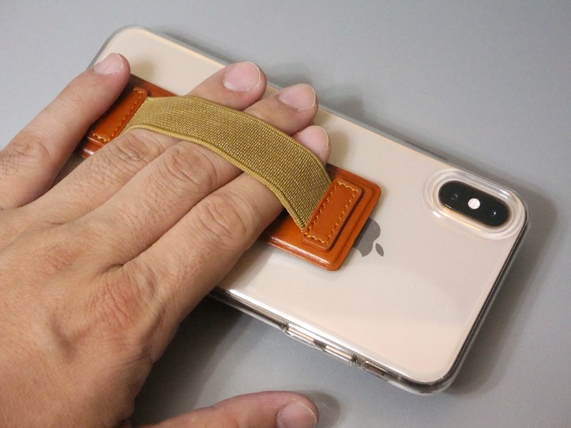iPhone XS MaxにはMサイズを使用。指は3本ほど通すことができる