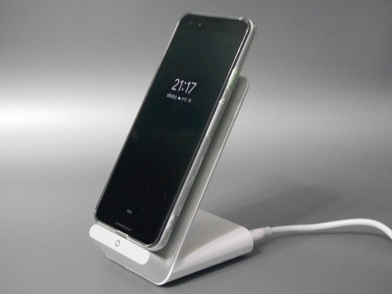 スタンド型のワイヤレス充電器では、厚みのせいで台座にうまく立てられなくなることも。筆者が所有する充電器の中では、このAnkerの「PowerWave 7.5 Stand」は問題なく使える