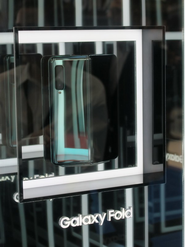 サムスンブースではGalaxy Foldも展示されていたが、撮影を拒むようなショーケースだった