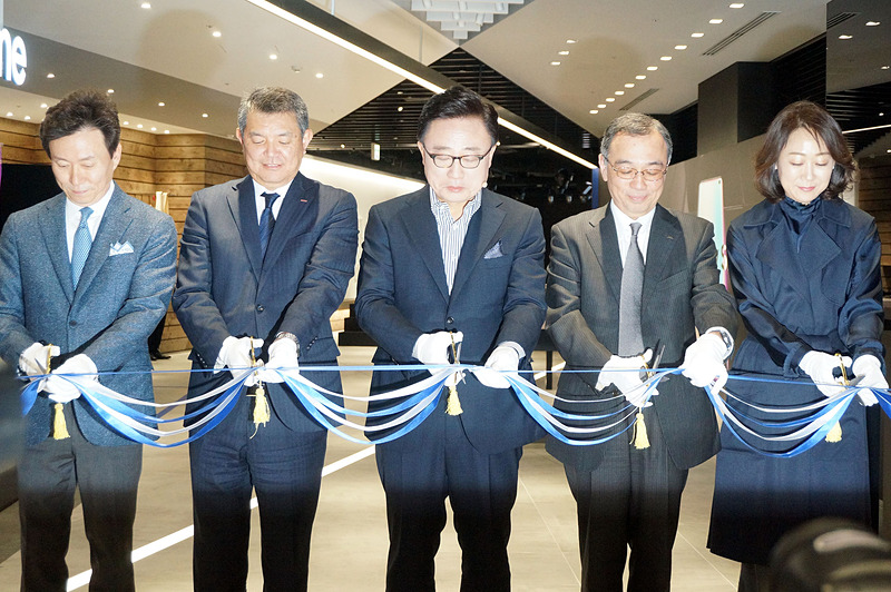 テープカットセレモニー