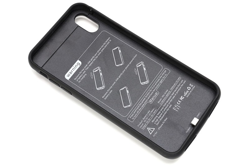 ALLEASAブランドのケース型バッテリー。容量は5000mAhです。内側に使い方が英語で書かれていて、ちょっと親切。外側はマットなラバー質感で滑りにくい感じ。背面はマグネットで端末を吸着保持するタイプのホルダーに対応しており、磁石に吸着させることができます。