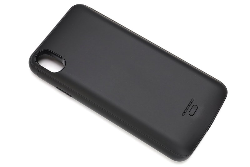 ALLEASAブランドのケース型バッテリー。容量は5000mAhです。内側に使い方が英語で書かれていて、ちょっと親切。外側はマットなラバー質感で滑りにくい感じ。背面はマグネットで端末を吸着保持するタイプのホルダーに対応しており、磁石に吸着させることができます。