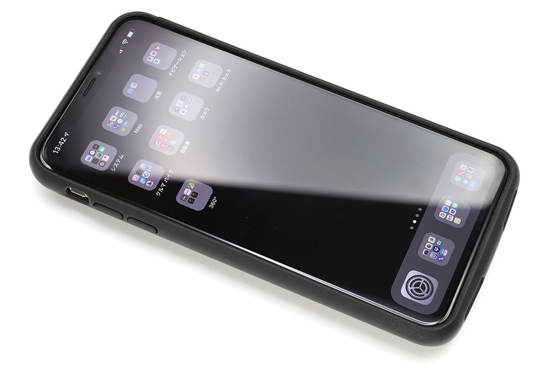 ケース上部が外れる構造。iPhone XS Maxを差し込んで上部を嵌め込みます。端末をしっかり保護できるという印象。画面周囲が少し出っぱっているので、画面を下にして机面に置いてもも大丈夫です。