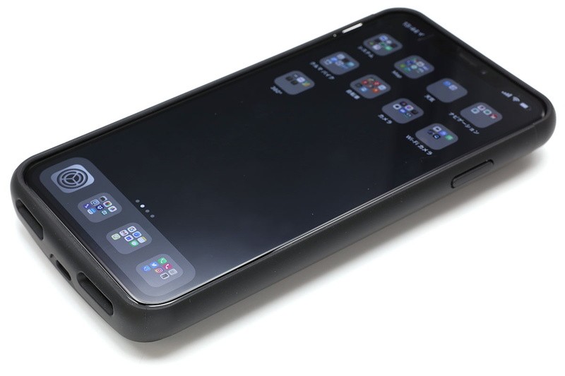 もちろん、スピーカーやボタン類は通常通り使えます。このバッテリーへの充電はLightningケーブルで行います。バッテリーへ充電中は、iPhoneも充電されます。