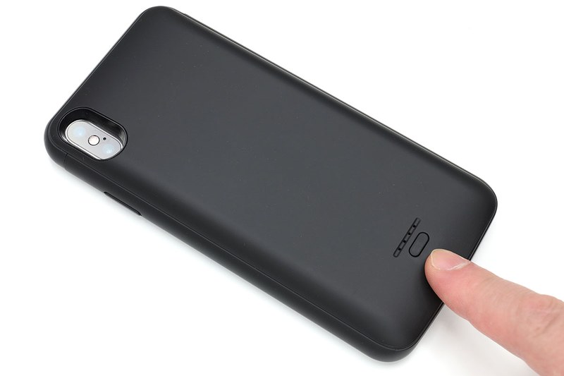 本体背面下部のボタンを長押しすると、iPhone XS Maxへの充電が始まります。再度長押しすると充電中止。短く押せばLEDランプによりバッテリー残量が示されます。