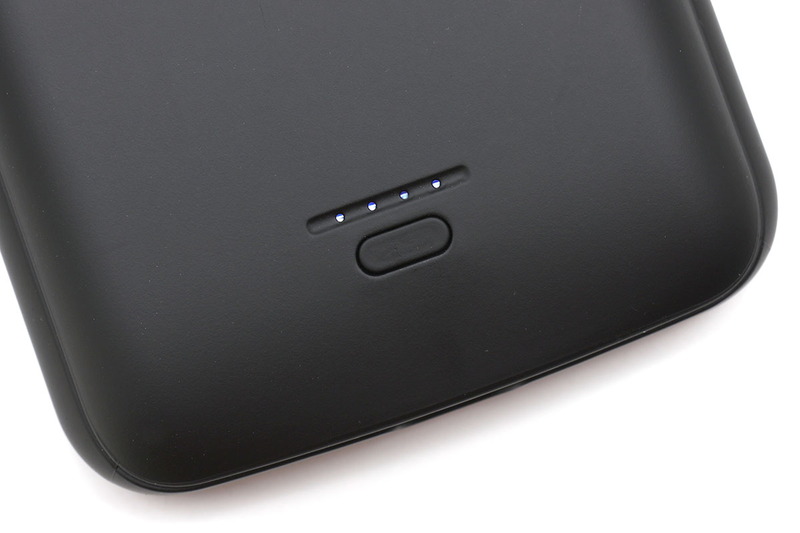 本体背面下部のボタンを長押しすると、iPhone XS Maxへの充電が始まります。再度長押しすると充電中止。短く押せばLEDランプによりバッテリー残量が示されます。