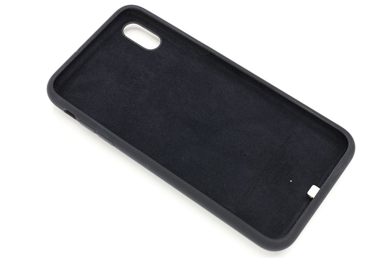 内側はマイクロファイバーが貼られていて、端末を傷付けにくい仕上げです。外側はシリコーン素材で滑りにくいマット仕上げ。