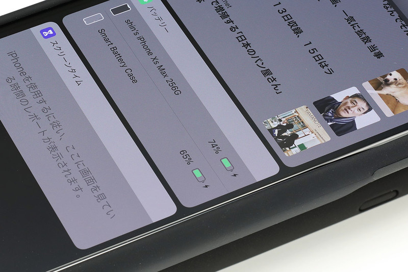 端末をセットした iPhone XS Max Smart Battery Caseと、前述のQi対応モバイルバッテリー cheero Powermix 6000mAh。完全ケーブルレスのiPhone充電環境です。これなら、2日くらいバッテリー切れを気にしなくて済む!?