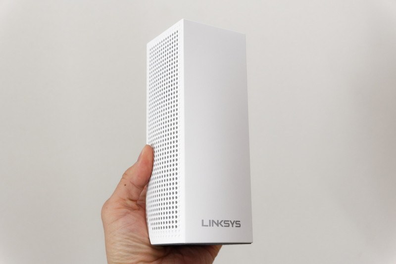 筐体は縦に細長く、コンパクト