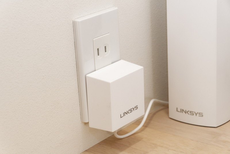 なにげに気に入っているポイントが、ACアダプターのサイズ感。超小型というわけではないが、壁面コンセントパネルに対してぴったりな感じがいい