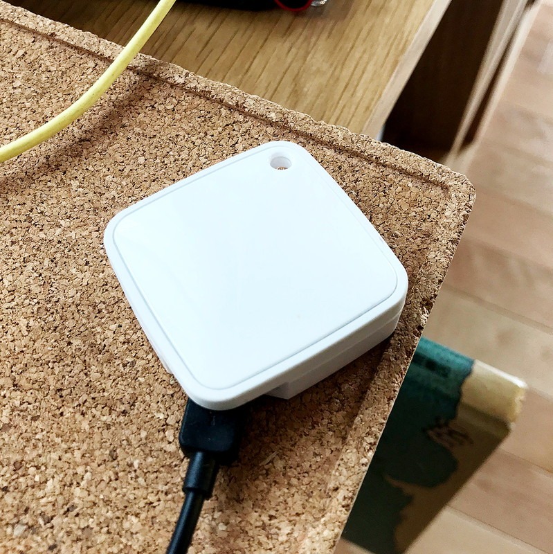 最初は壁掛けにしていたのですが、置き場所を選ばないので最近は適当に棚の上においてあります