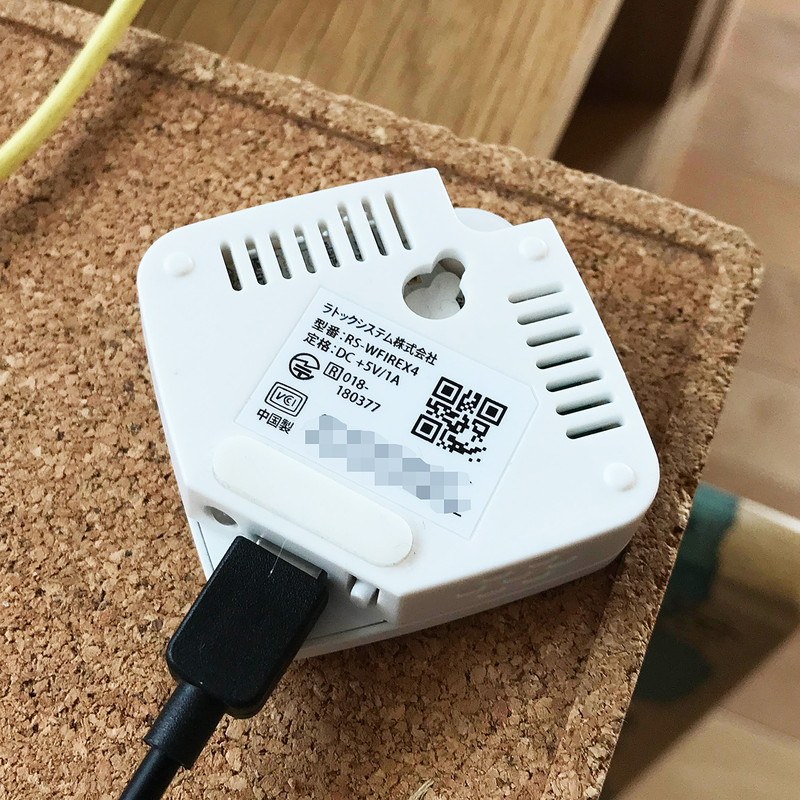 本体裏面を観ると穴が空いていて、ここから温度・湿度などを計測していることがわかります