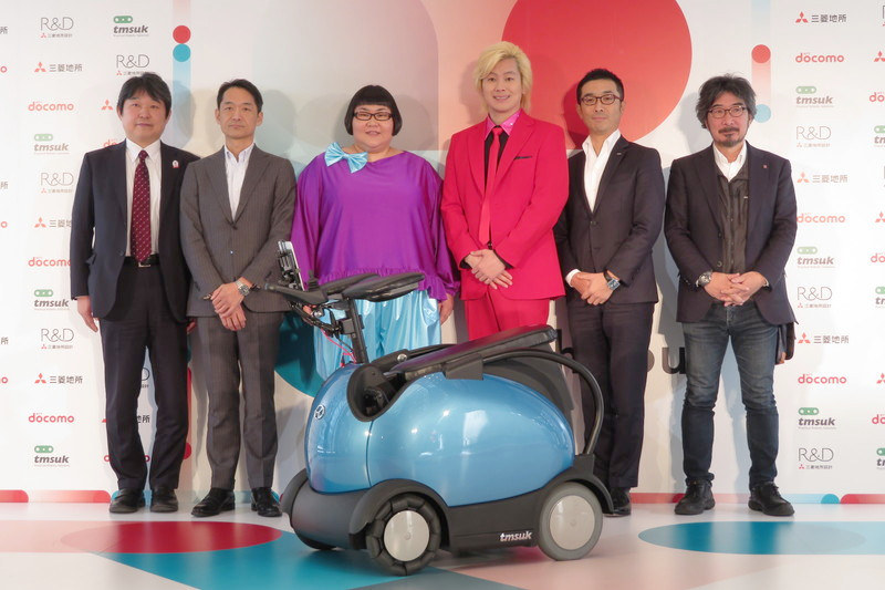 左から、三菱地所設計 R＆D推進室長 安田健一氏、三菱地所 街ブランド推進部 オープンイノベーション推進室長 佐野洋志氏、メイプル超合金（安藤なつ、カズレーザー）、NTTドコモ 第一法人営業部 部長 斎藤武氏、テムザック 代表取締役 高本陽一氏