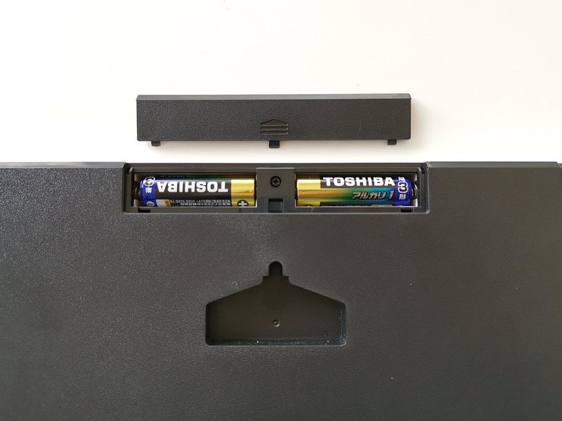 ソーラーバッテリー式だが、基本的には単3電池を2個必要とする