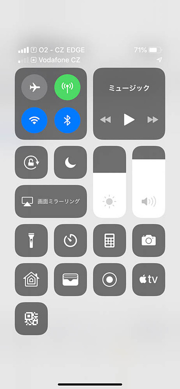 チェコではTelnaがO2、auがVodafone CZにつながったが、接続先はしばしば変わっていた。余談だがキャリア表示は英語とは限らず、ロシアではキリル文字、中華圏では漢字で表示されたりする。楽天モバイルは「楽天」にして欲しい！
