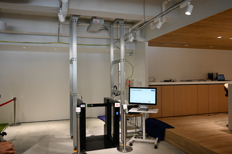 タッチレス搭乗ゲート。天井部のアンテナからゲートに沿う形でビーム状の電波を照射し、端末の移動を把握、低遅延でゲート側に情報を伝達する