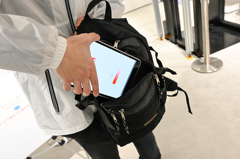 リュックの中に入れていても通過できるというデモ