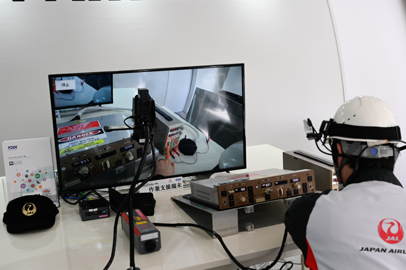 ヘルメットに装着したカメラで視界を共有するタイプも