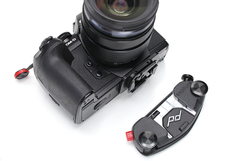 こちらは「CAPTURE（キャプチャー）」と呼ばれるカメラマウント。カメラ側に専用クイックリリースプレートを装着し、マウントをショルダーストラップなどに装着。体やバッグへのカメラ脱着が可能になります。両手がフリーになり、カメラもしっかり保持されて便利♪